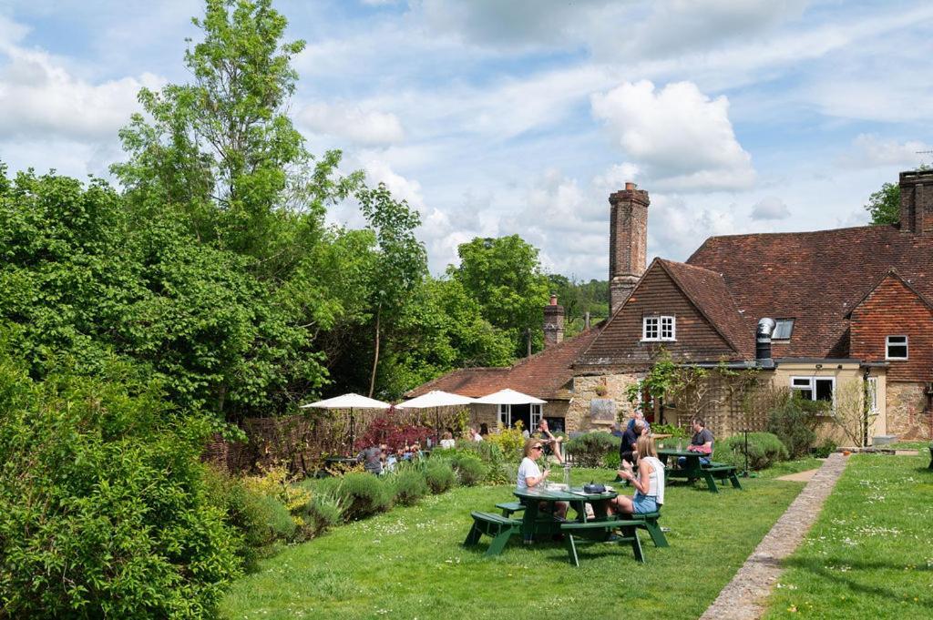 The Merry Harriers Pub Hambledon  外观 照片